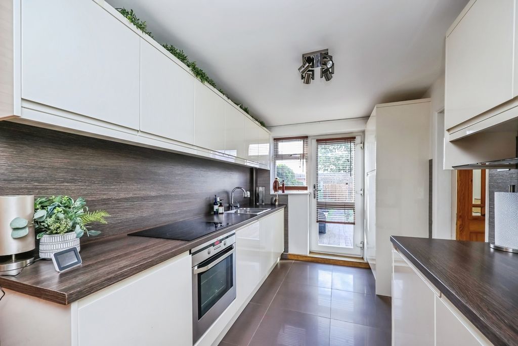 Property photo 3 of 23 Fitted Kitchen