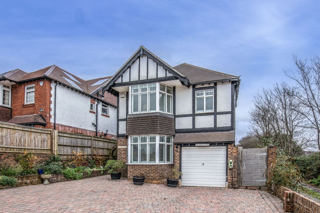 Property photo 3 of 32 Ridgeways-1