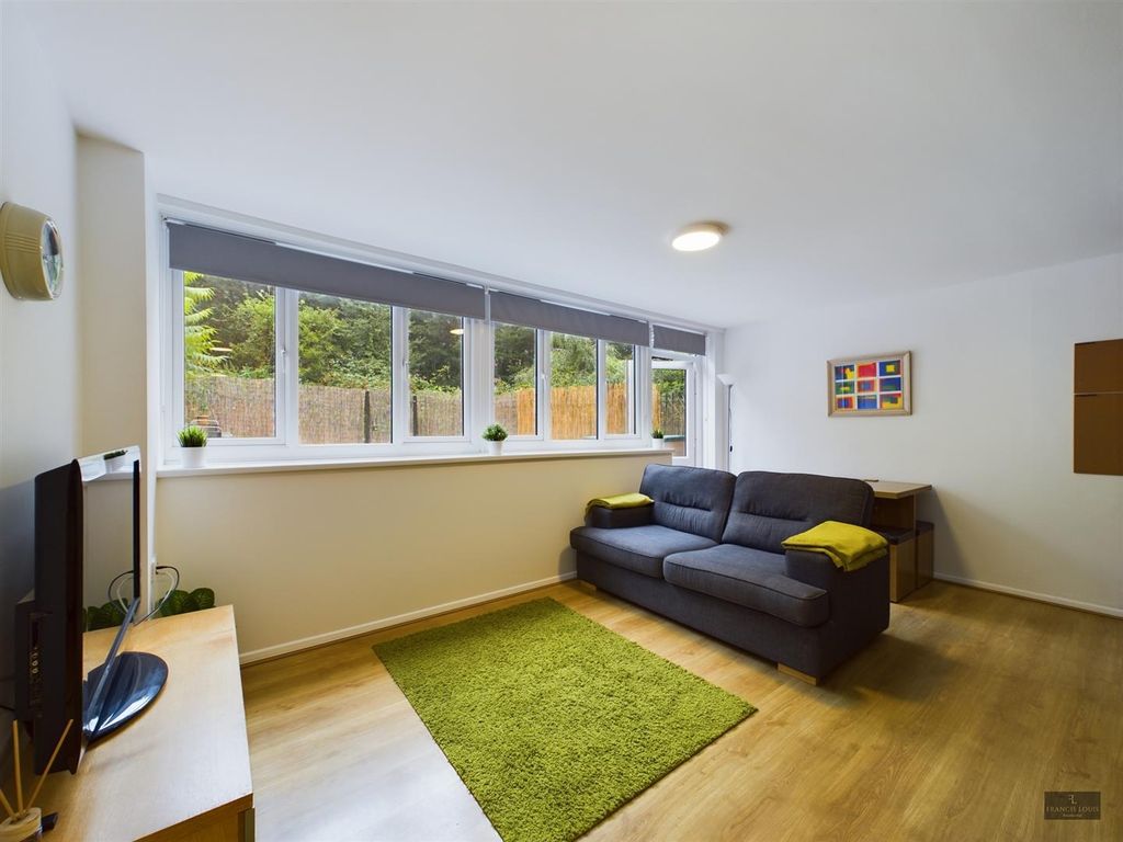 Property photo 3 of 9 Cam01856G0-Pr0073-Still004.Jpg