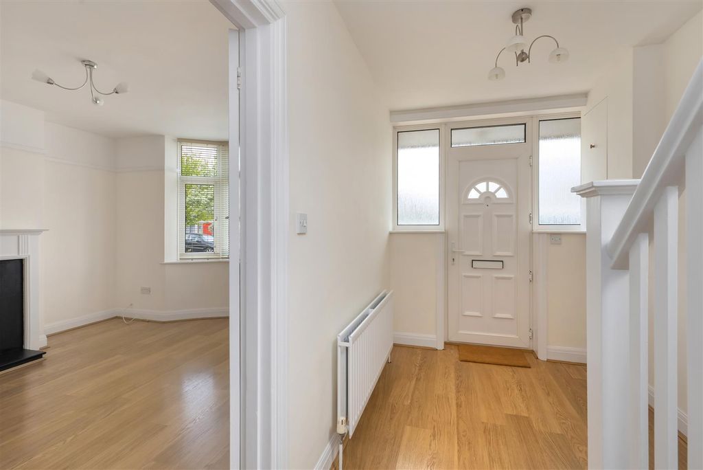 Property photo 2 of 16 Graystone Road, Tankerton, Whitstable