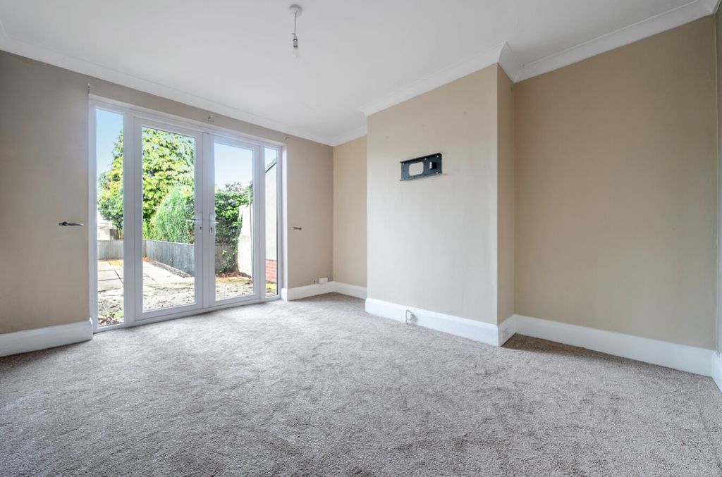 Property photo 3 of 15 1387624-10-6932d31185135