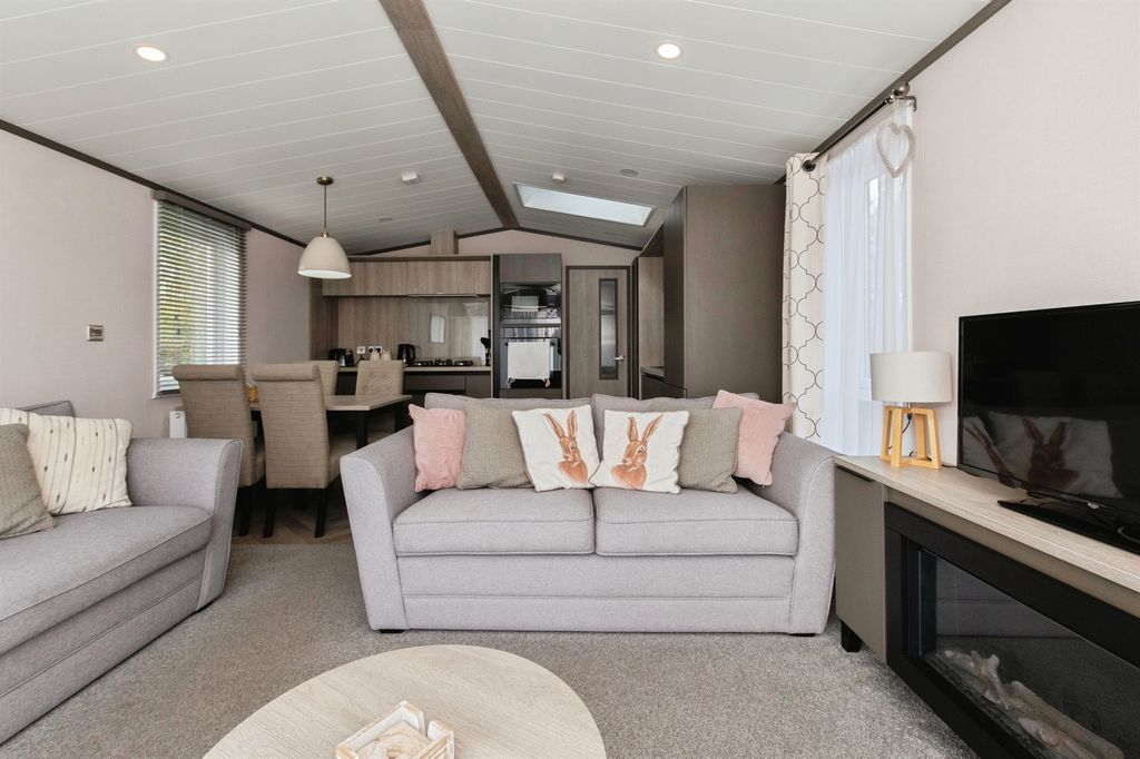 Property photo 2 of 27