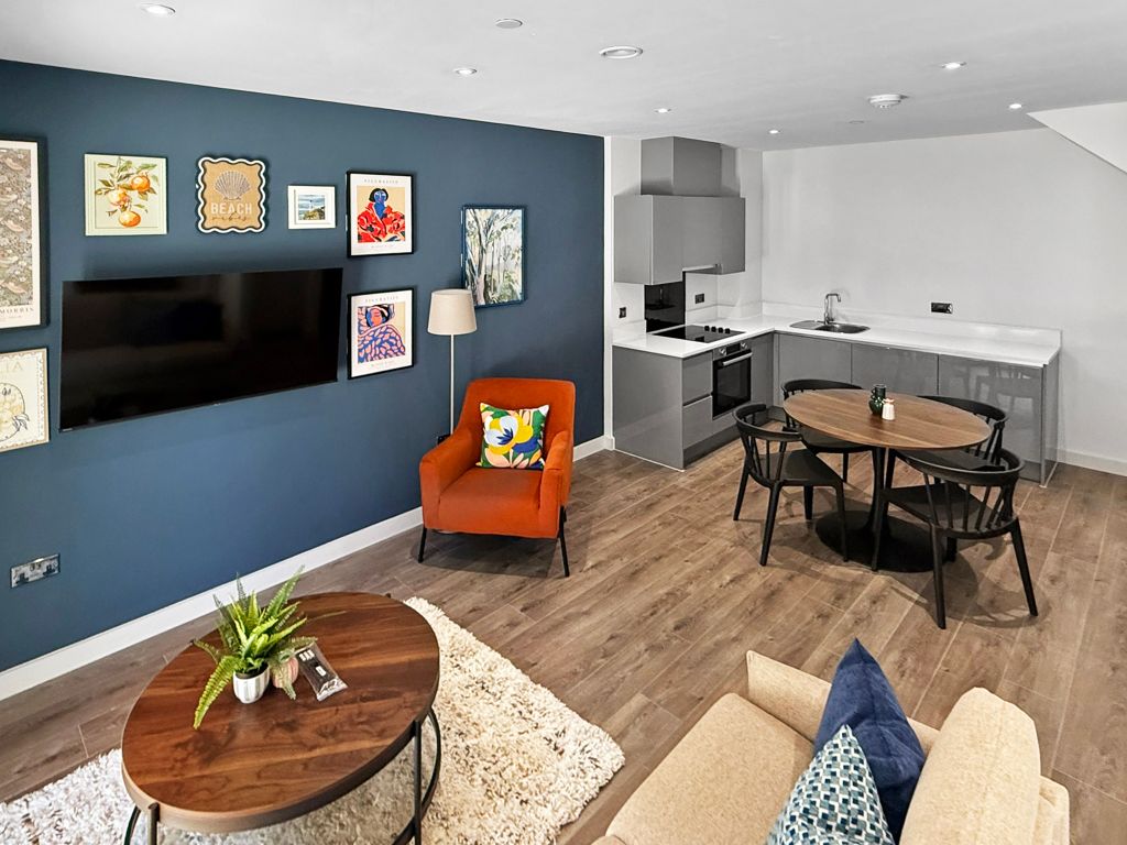 Property photo 1 of 17 Living Room / Kitchen