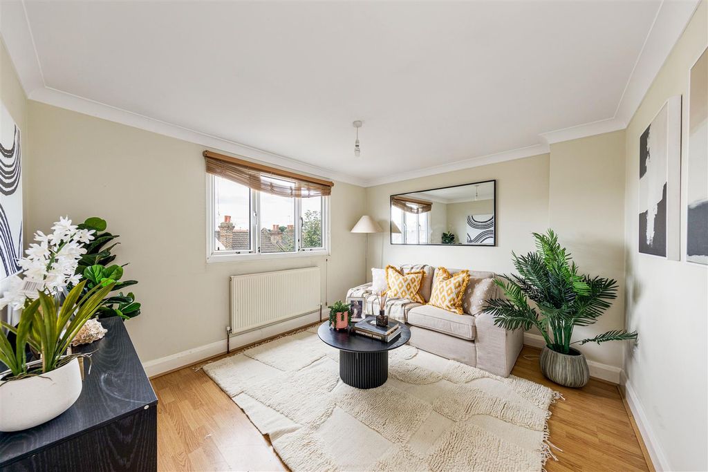 Property photo 2 of 19 Southwest Road, E11