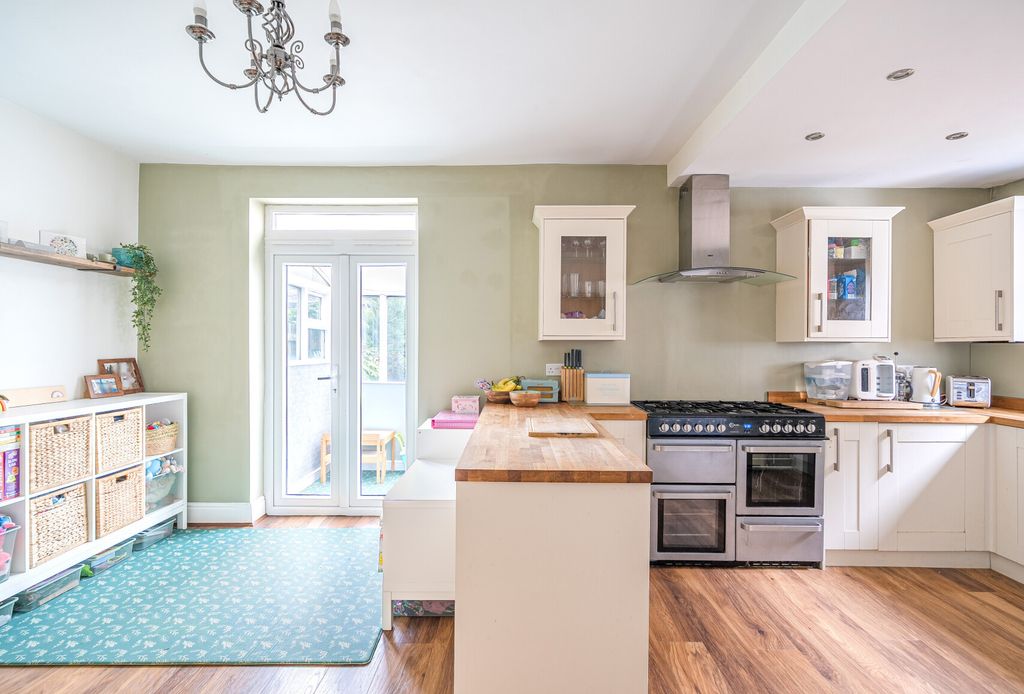 Property photo 2 of 23 1389477-10-696E01...