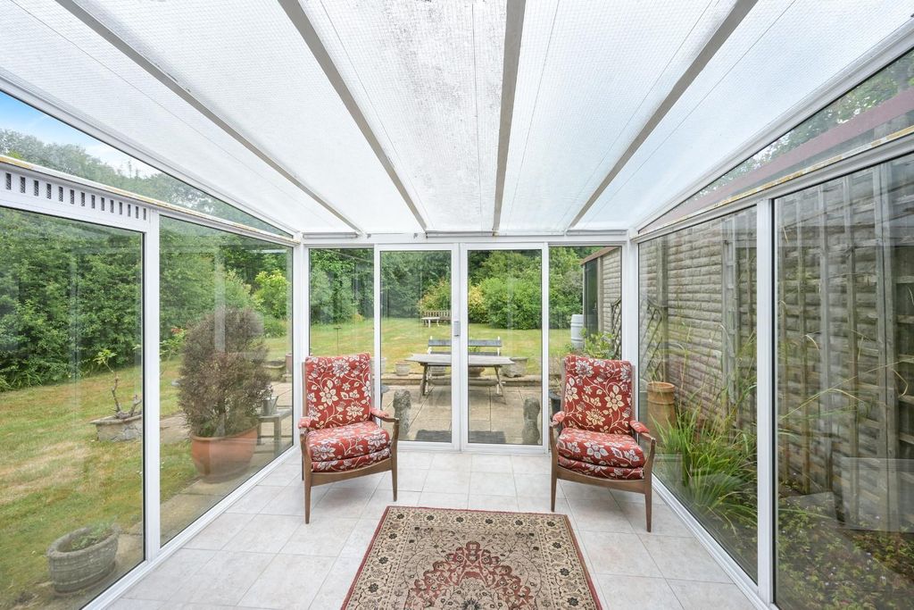 Property photo 3 of 18 Lywood Close