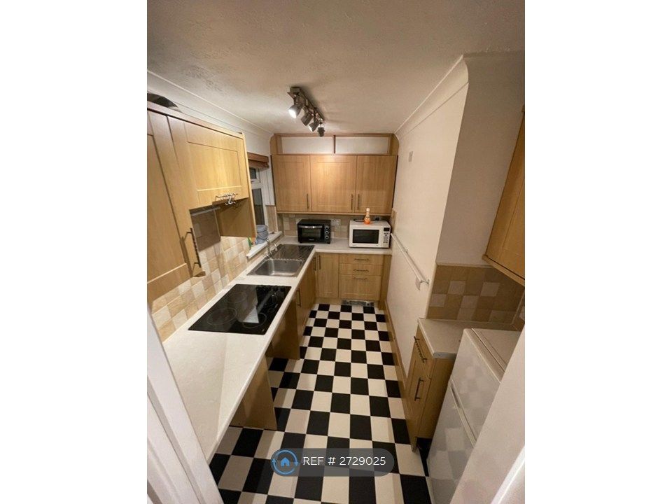 Property photo 3 of 9 Kitchen