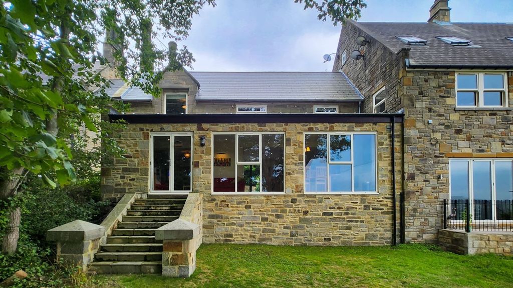 Property photo 1 of 33 Coach House Cottage