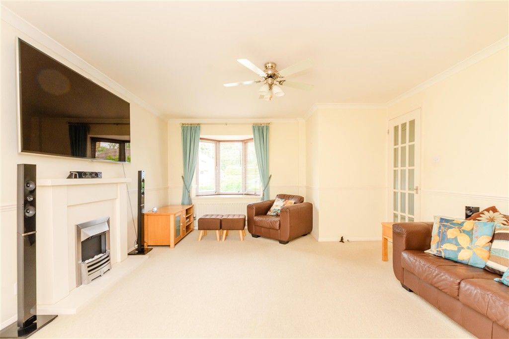 Property photo 3 of 12 Lounge