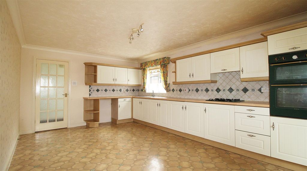 Property photo 3 of 13 Kitchen / Diner