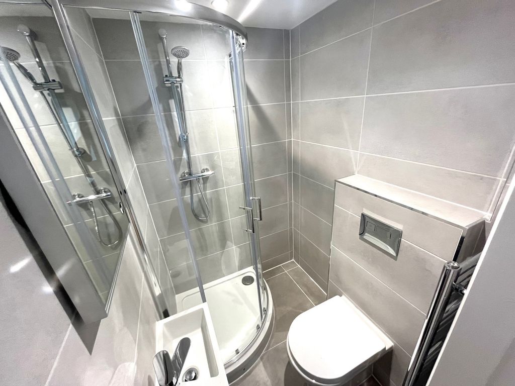 Property photo 2 of 3 En-Suite Bathroom