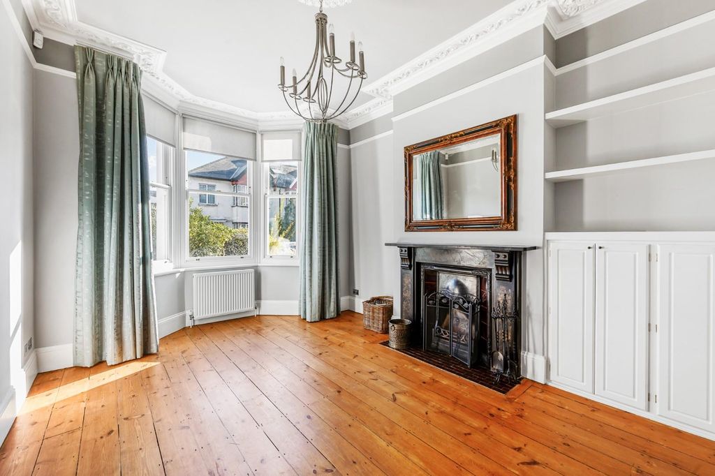 Property photo 2 of 15 35 Stile Hall Gardens-2.Jpg