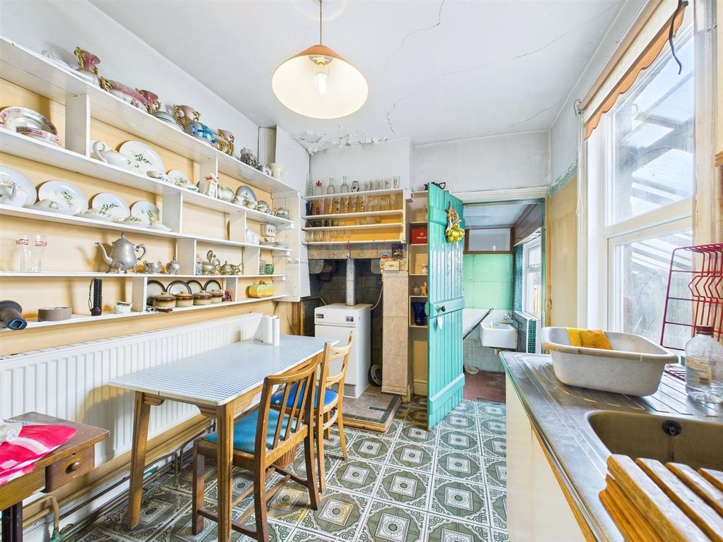 Property photo 3 of 17 4 - Three Bed Mid-Terraced House.Jpg