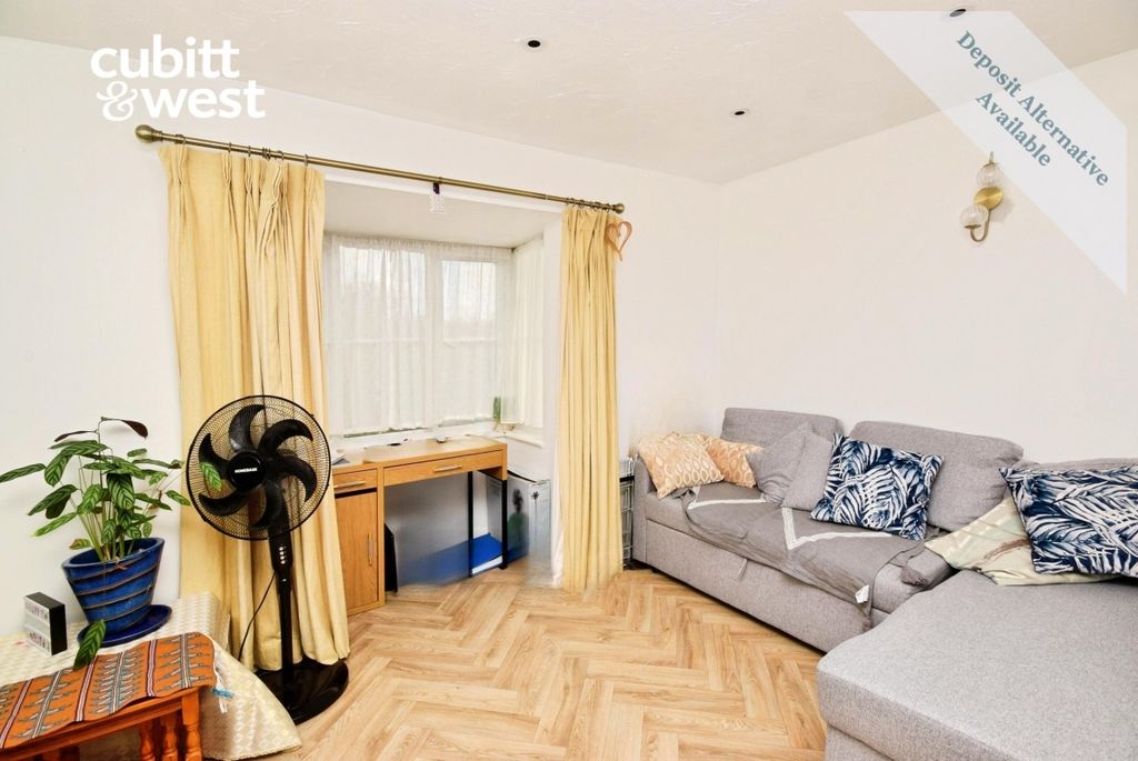 Property photo 2 of 8 Lounge