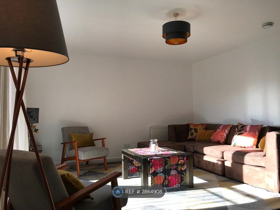 Property photo 1 of 28 Bright Livingroom