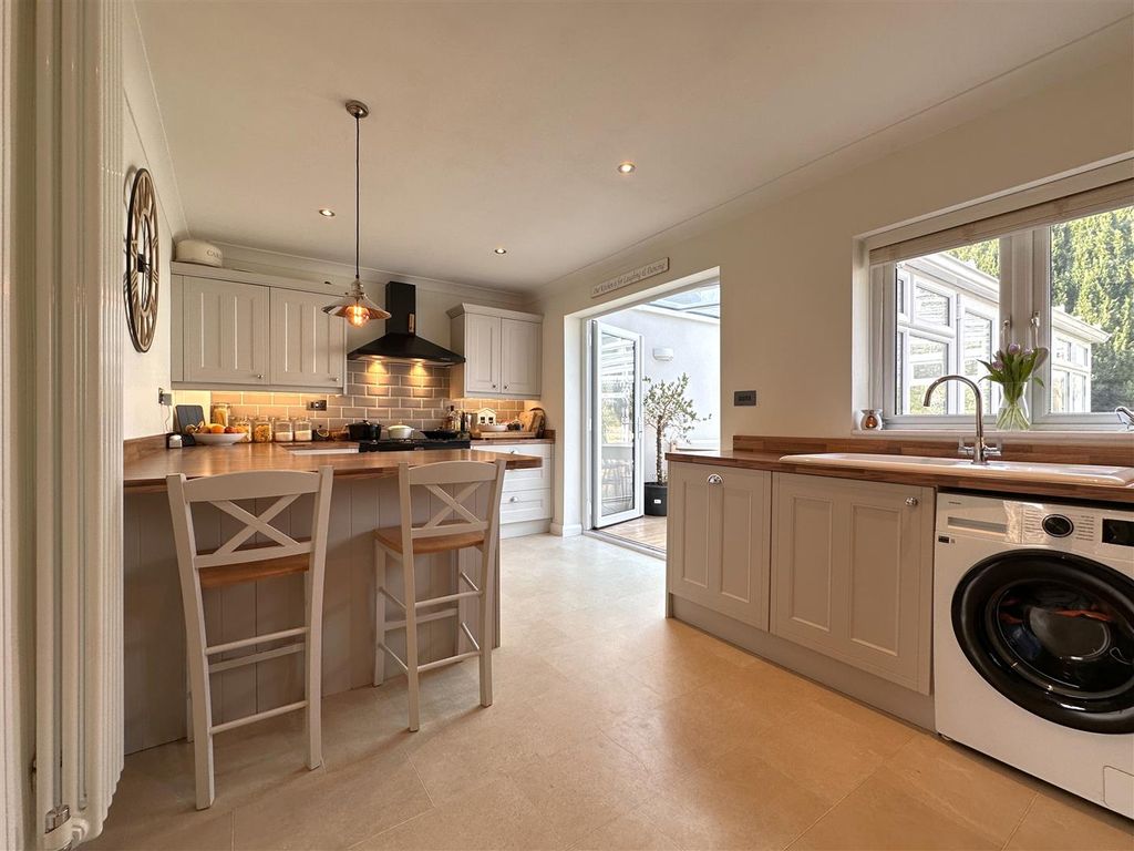 Property photo 2 of 22 Open-Plan Dining Kitchen 780