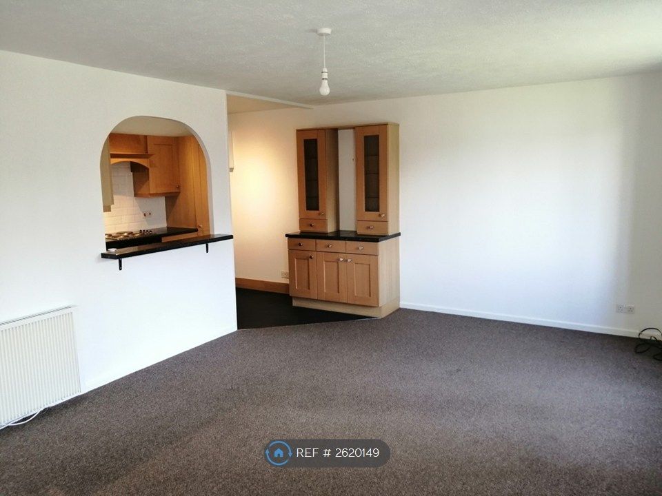 Property photo 3 of 12 Living Room/Kitchen