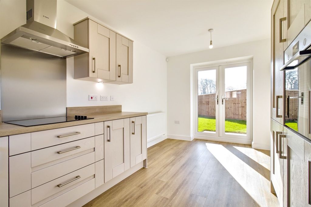 Property photo 3 of 18 Kitchen