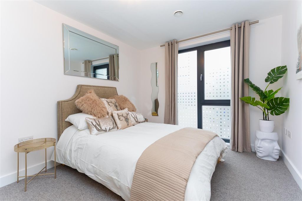 Property photo 3 of 9 Bedroom.Jpg
