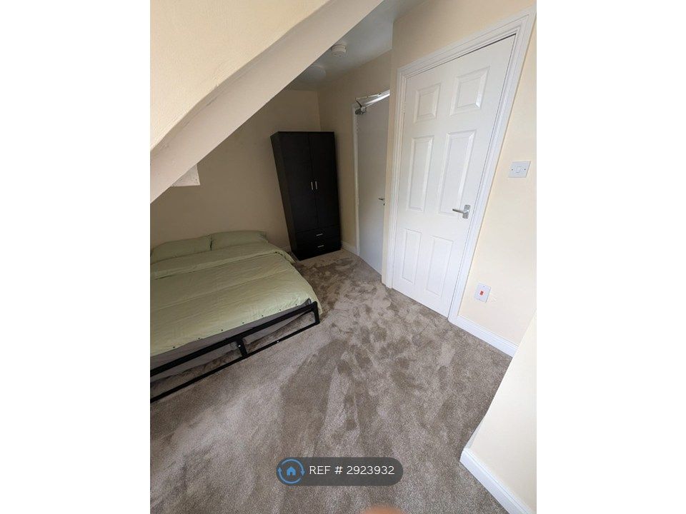 Property photo 1 of 17 En-Suite Attic Room A