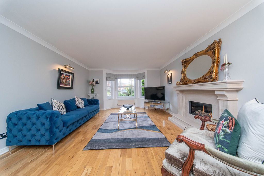 Property photo 2 of 35 Lounge