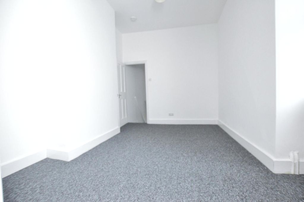 Property photo 2 of 11 Lounge