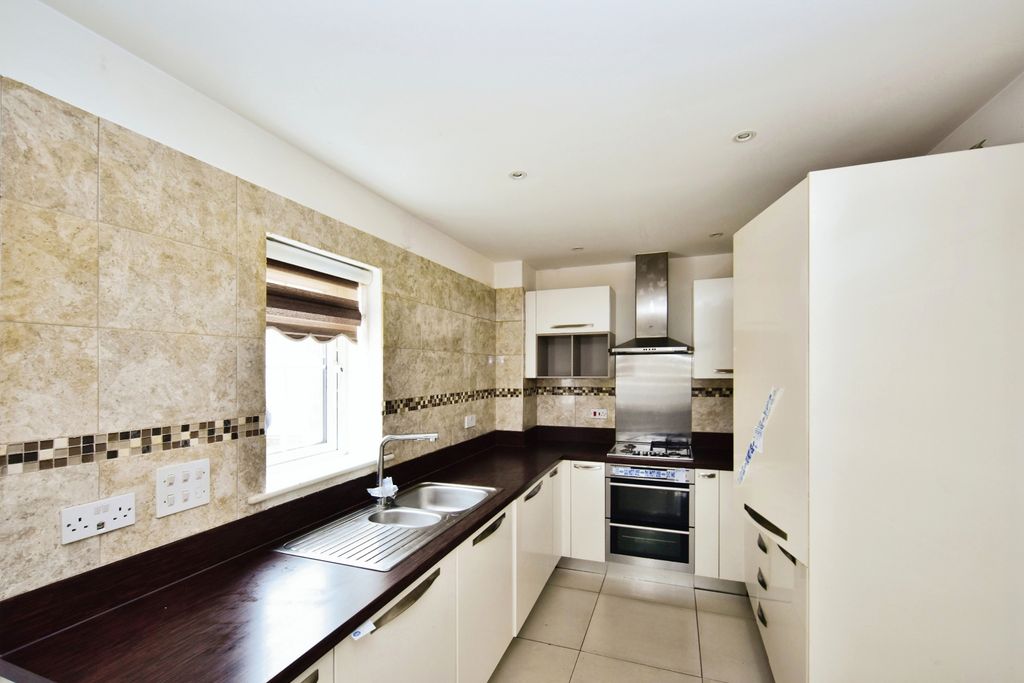 Property photo 3 of 17 Kitchen
