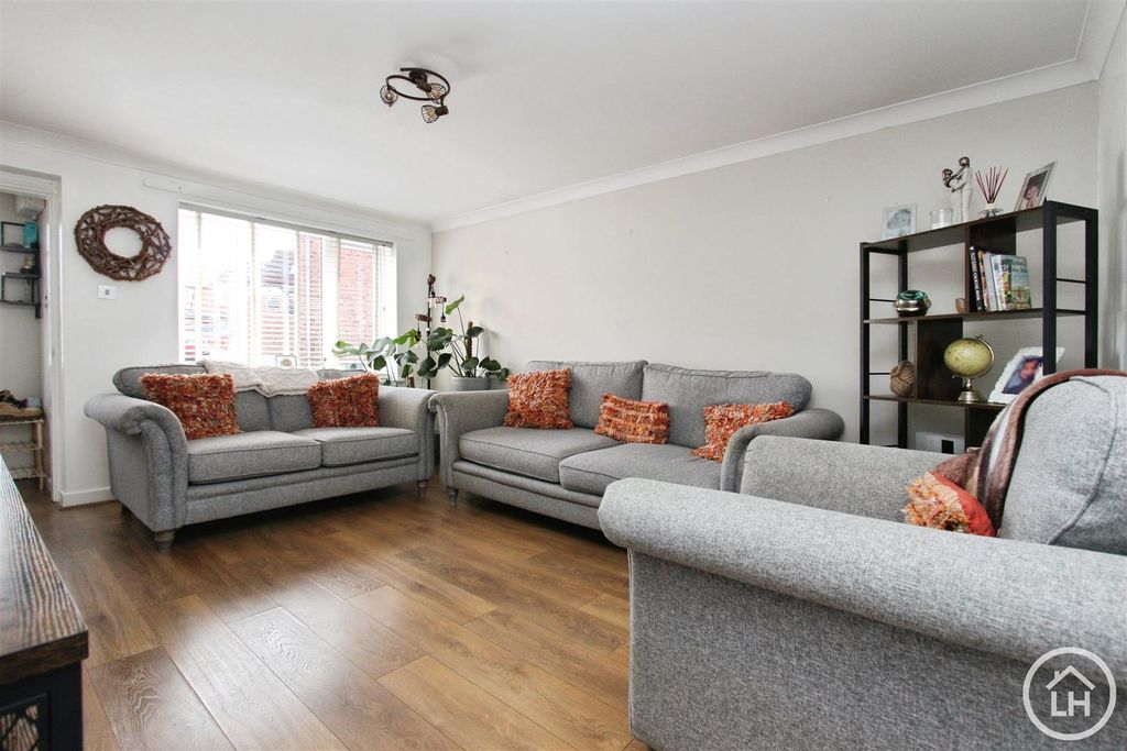 Property photo 2 of 11 Lounge