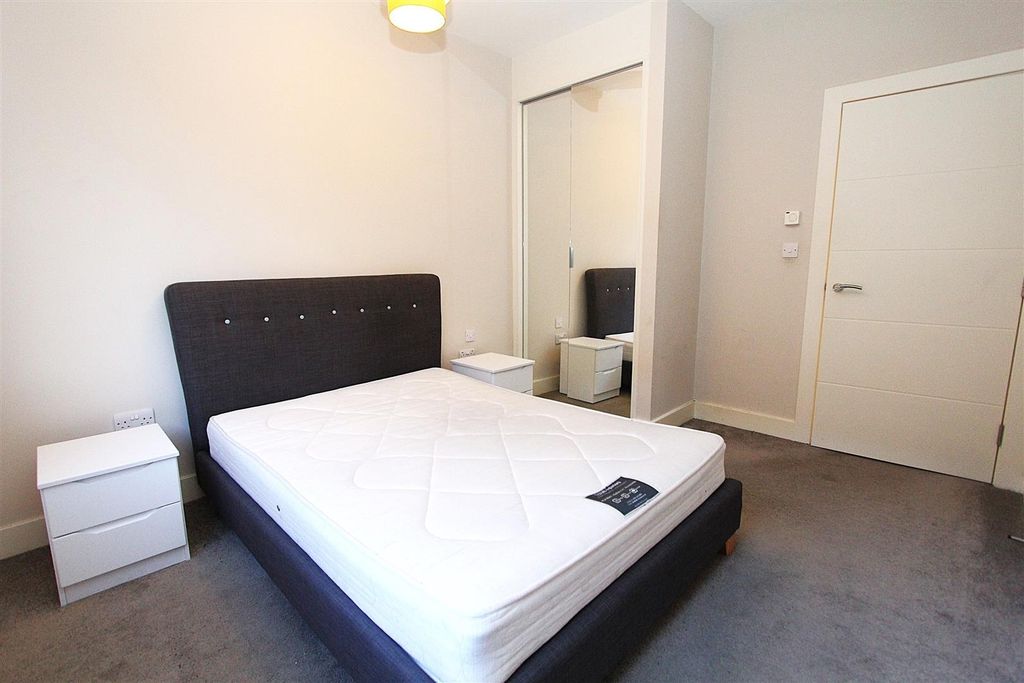 Property photo 3 of 6 Modern Double Bedroom With Mirrored Wardrobes...