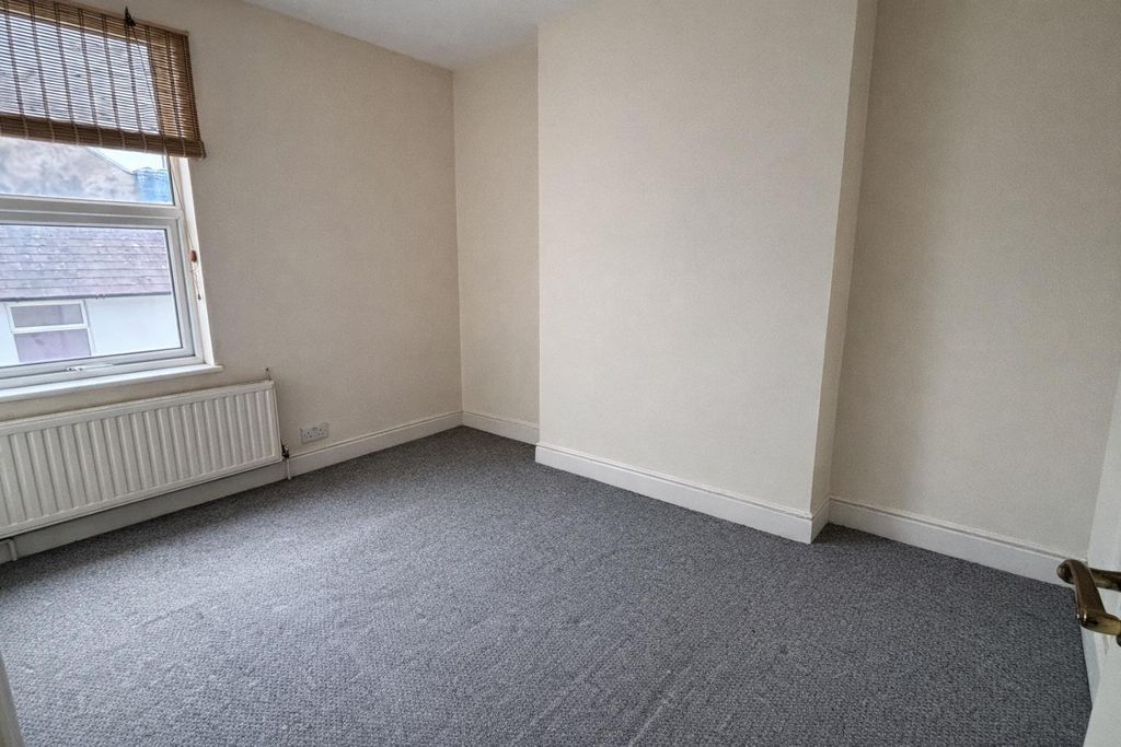 Property photo 2 of 6 Bedroom