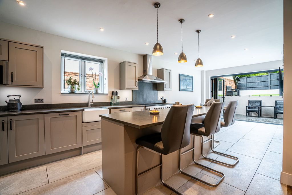 Property photo 2 of 39