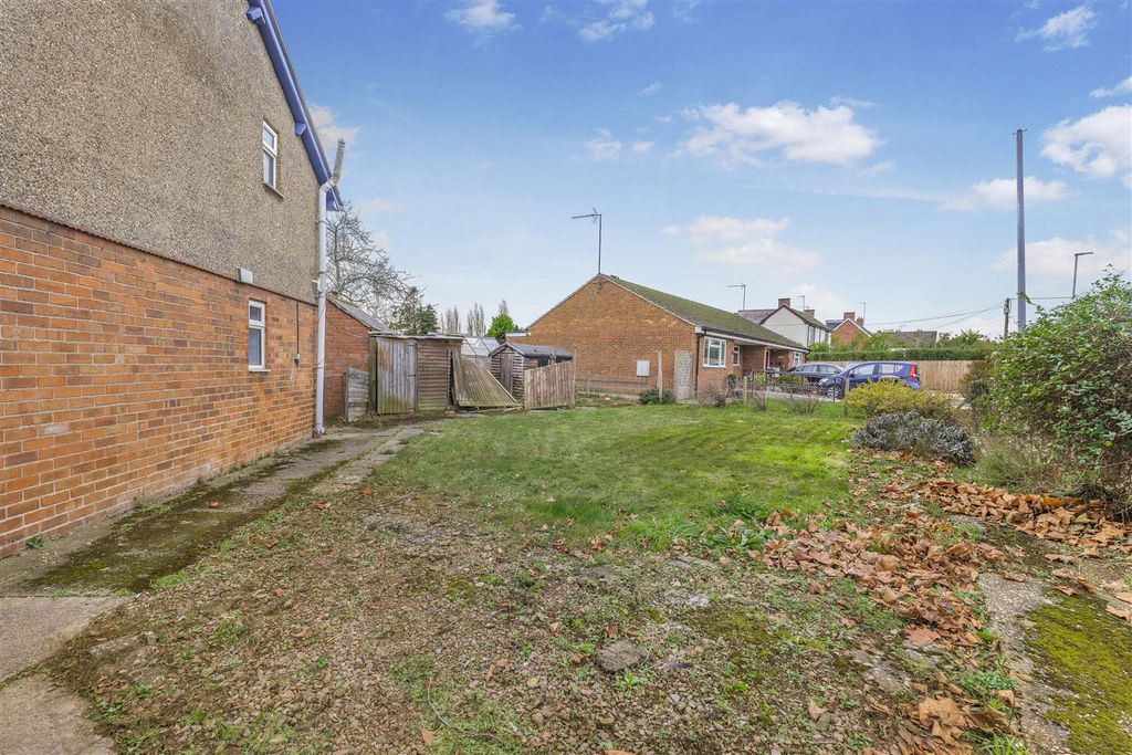 Property photo 2 of 18 2 The Avenue, Middleton Cheney-20.Jpg