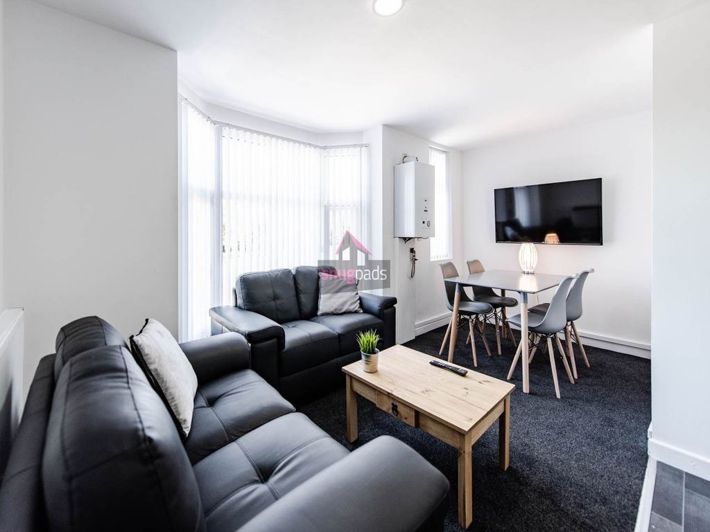 Property photo 1 of 8 Bright Open-Plan Living Room With Comfortable Leat...