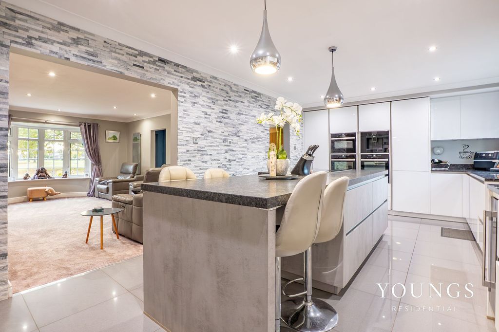 Property photo 3 of 27