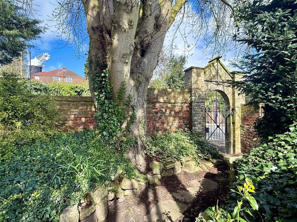 Property photo 3 of 10 Garden.Jpg