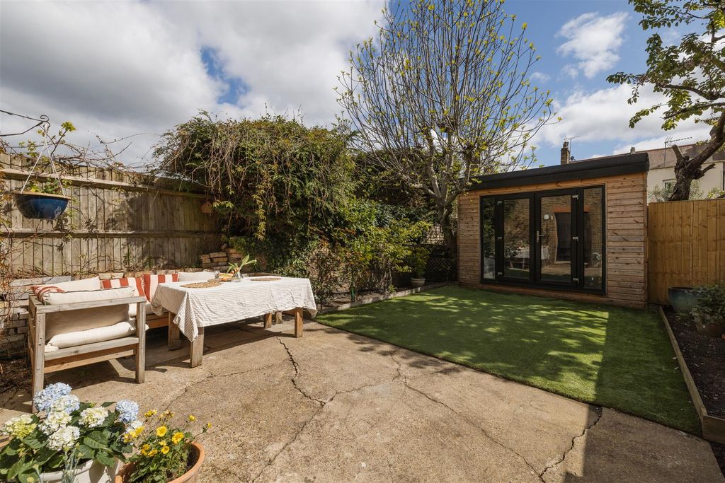 Property photo 2 of 36 Carnarvon Road, E18