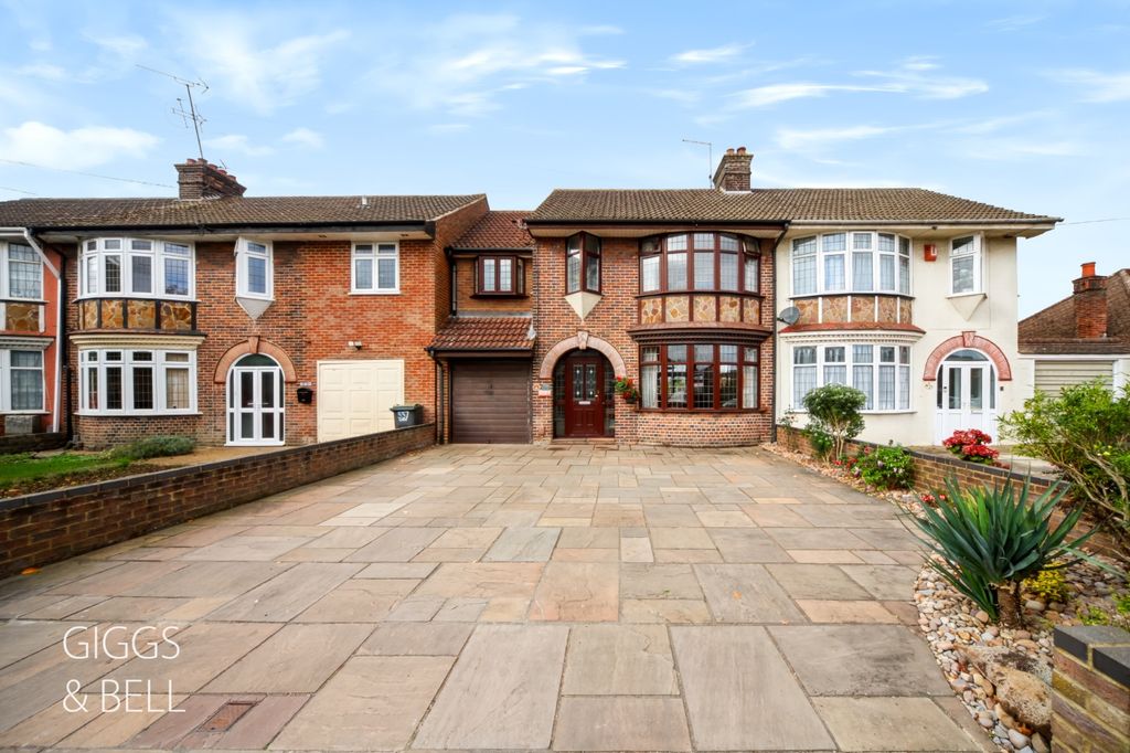 Property photo 1 of 36 5692460