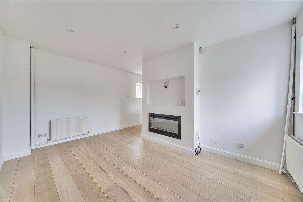 Property photo 2 of 16 Sitting Room