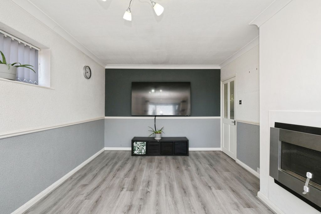 Property photo 2 of 18 Lounge