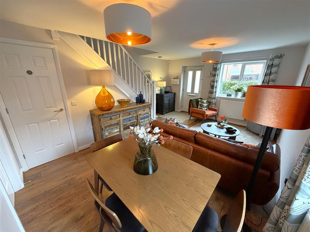 Property photo 2 of 15 Generous Lounge/Diner 276
