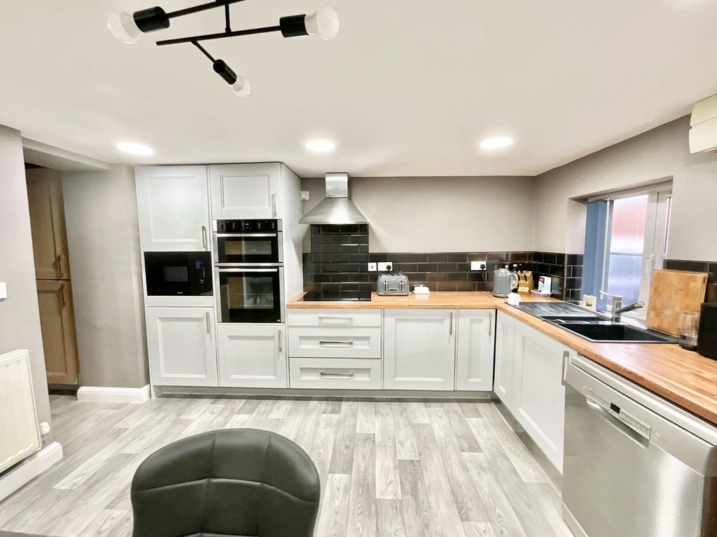 Property photo 2 of 25