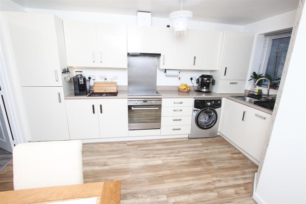 Property photo 3 of 18 Dining Kitchen