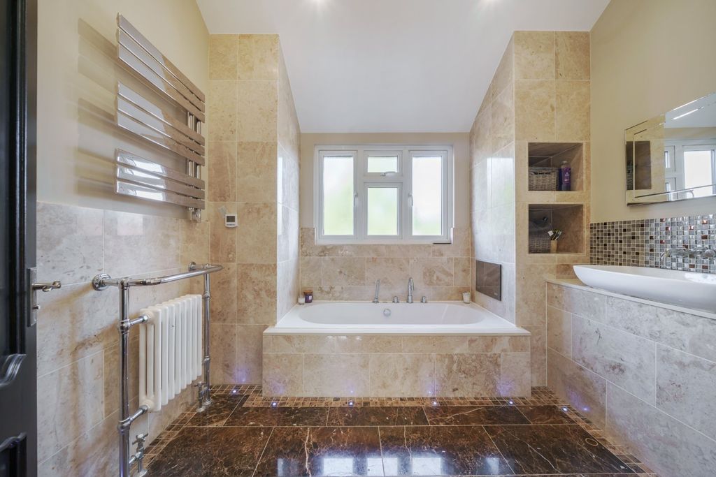 Property photo 3 of 34 Bathroom