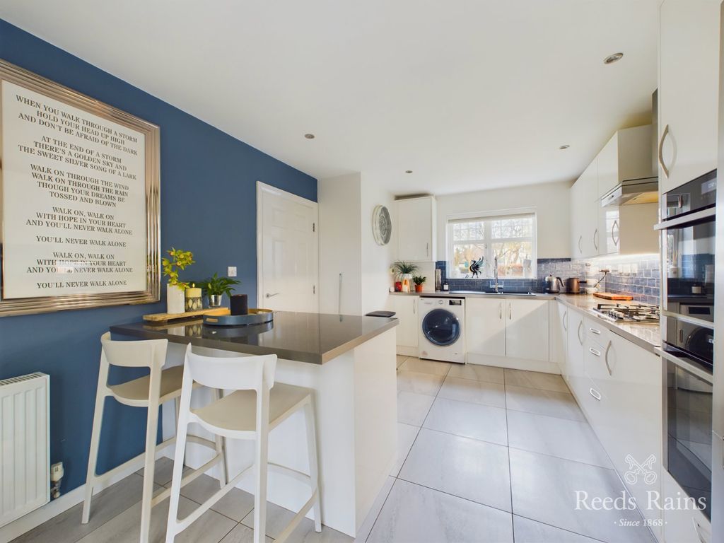 Property photo 2 of 27 Breakfast Kitchen