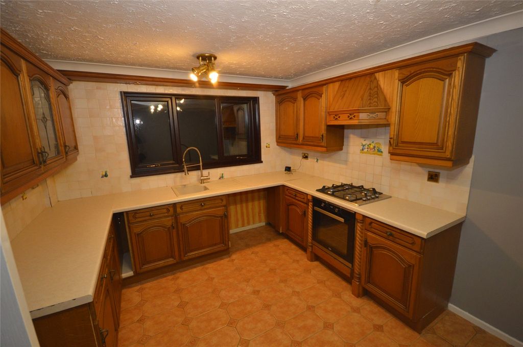 Property photo 3 of 9 Kitchen (2)