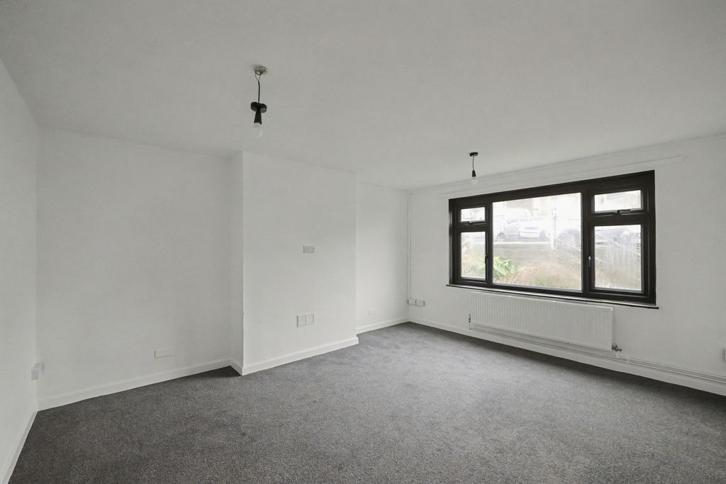 Property photo 2 of 20 Flat 125 High Street, Ventnor, Isle Of Wight, Po38 1Lz