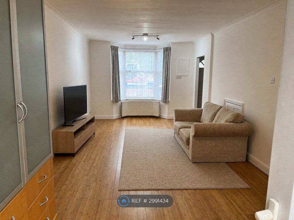 Property photo 2 of 20 Bright And Spacious Living Room