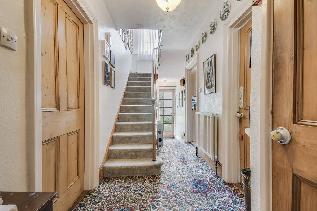 Property photo 3 of 22 Entrance Hall