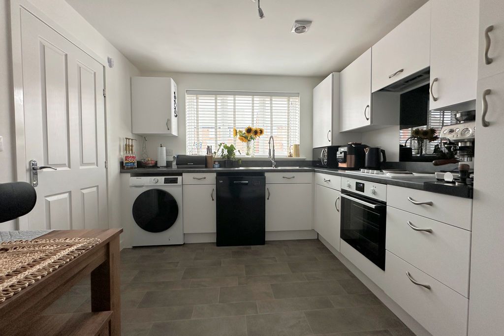 Property photo 3 of 18 Kitchen/Breakfast Room