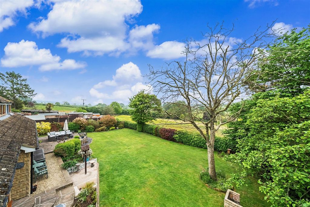 Property photo 2 of 27 Garden